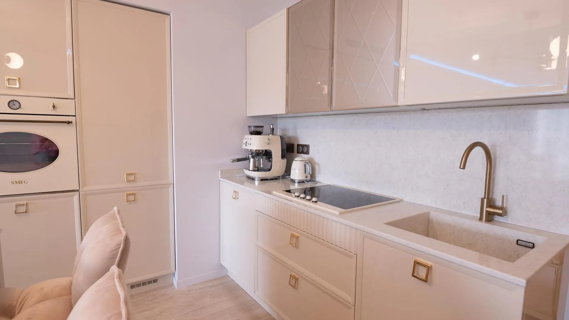 2-Bedroom Luxurious Apartment With Balcony And Parking Cannes